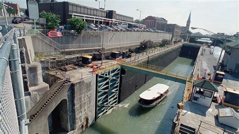 1 dead after tour boat capsizes inside Erie Canal water tunnel cave in western New York